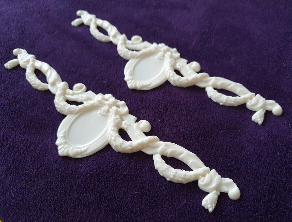 PAIR DECORATIVE MOULDING WALL DECORATION (No9)