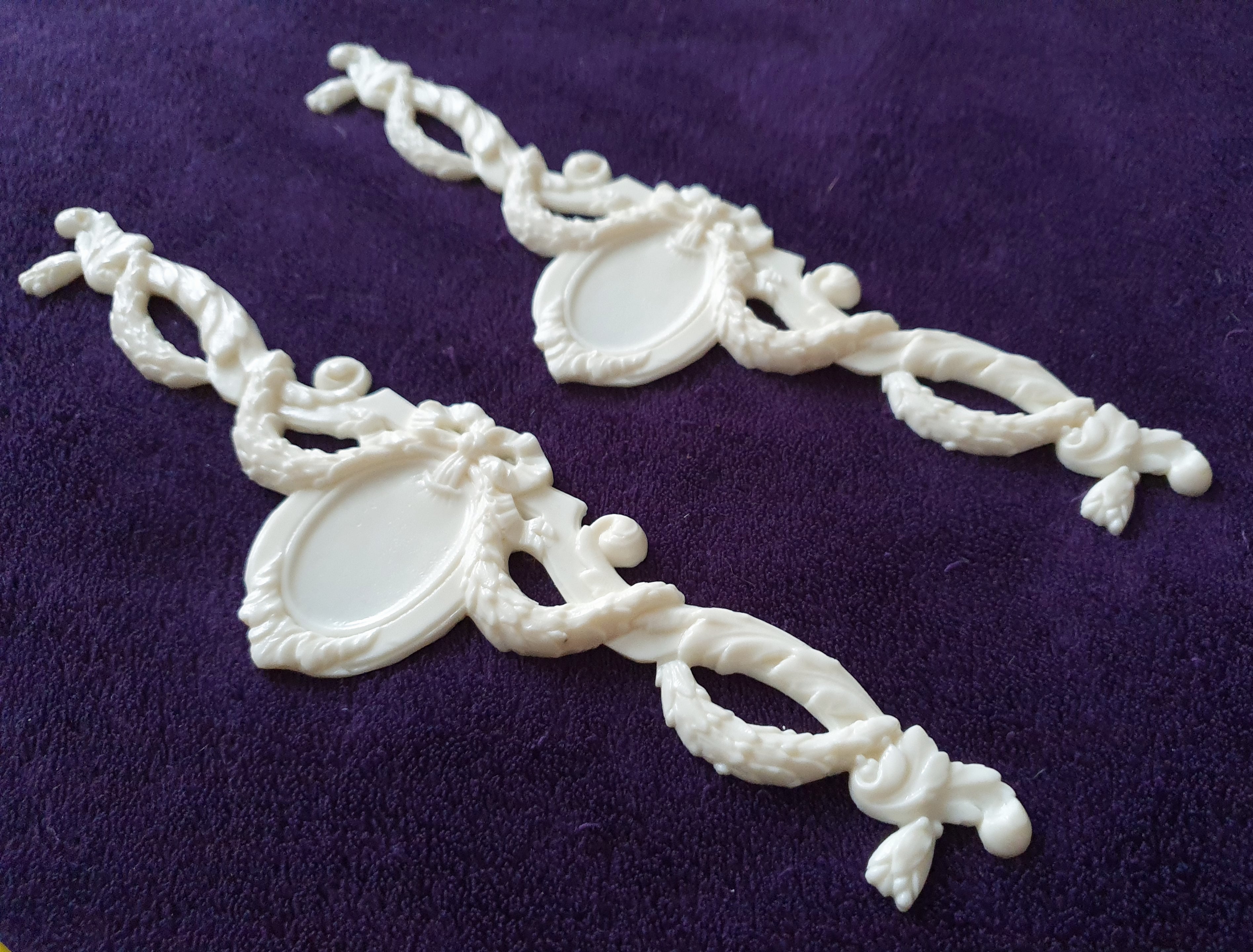 PAIR DECORATIVE MOULDING WALL DECORATION (No9)