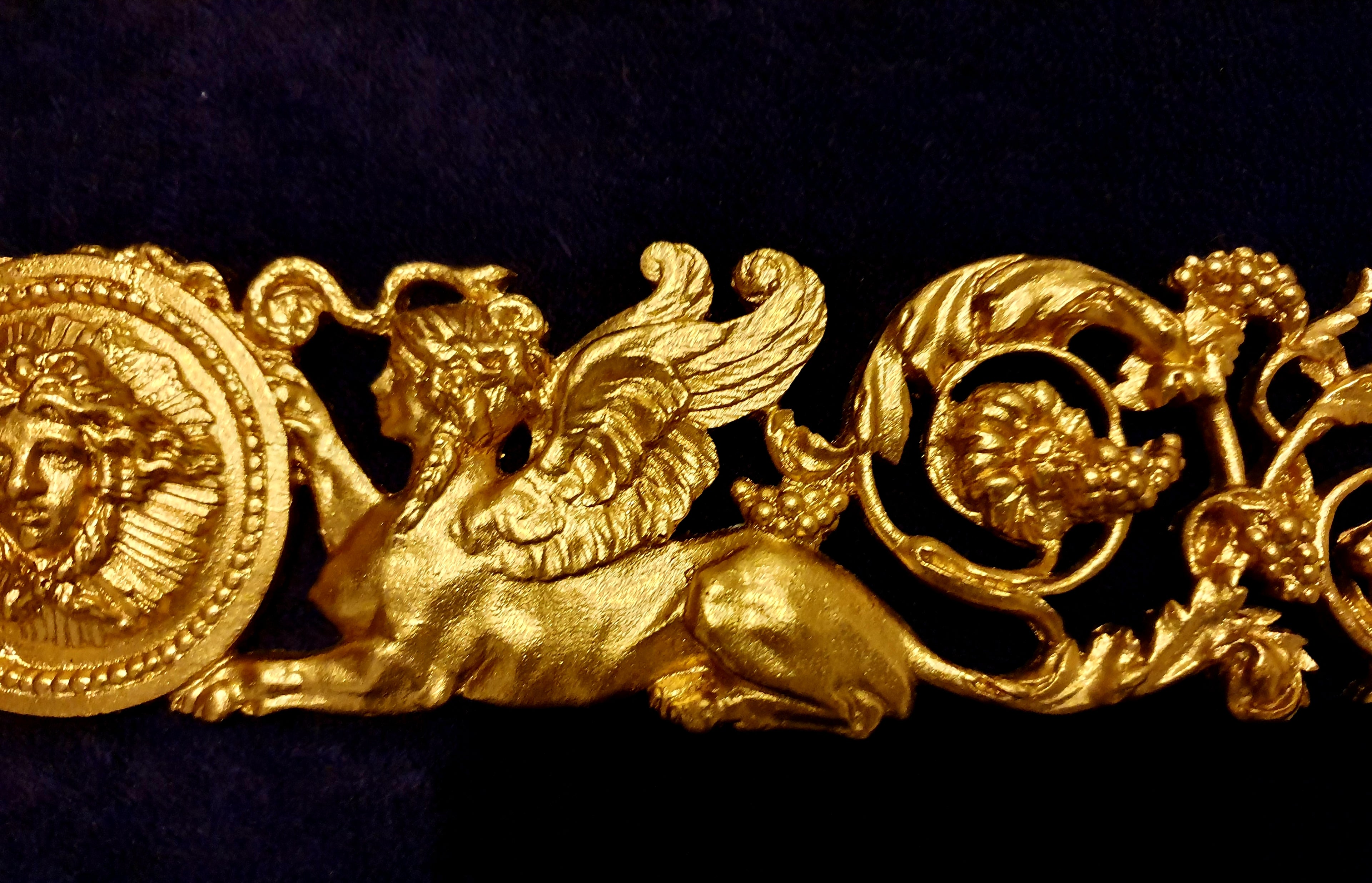 LARGE EMPIRE SPHINX GRIFFIN WALL MOULDING DECORATION (No8)