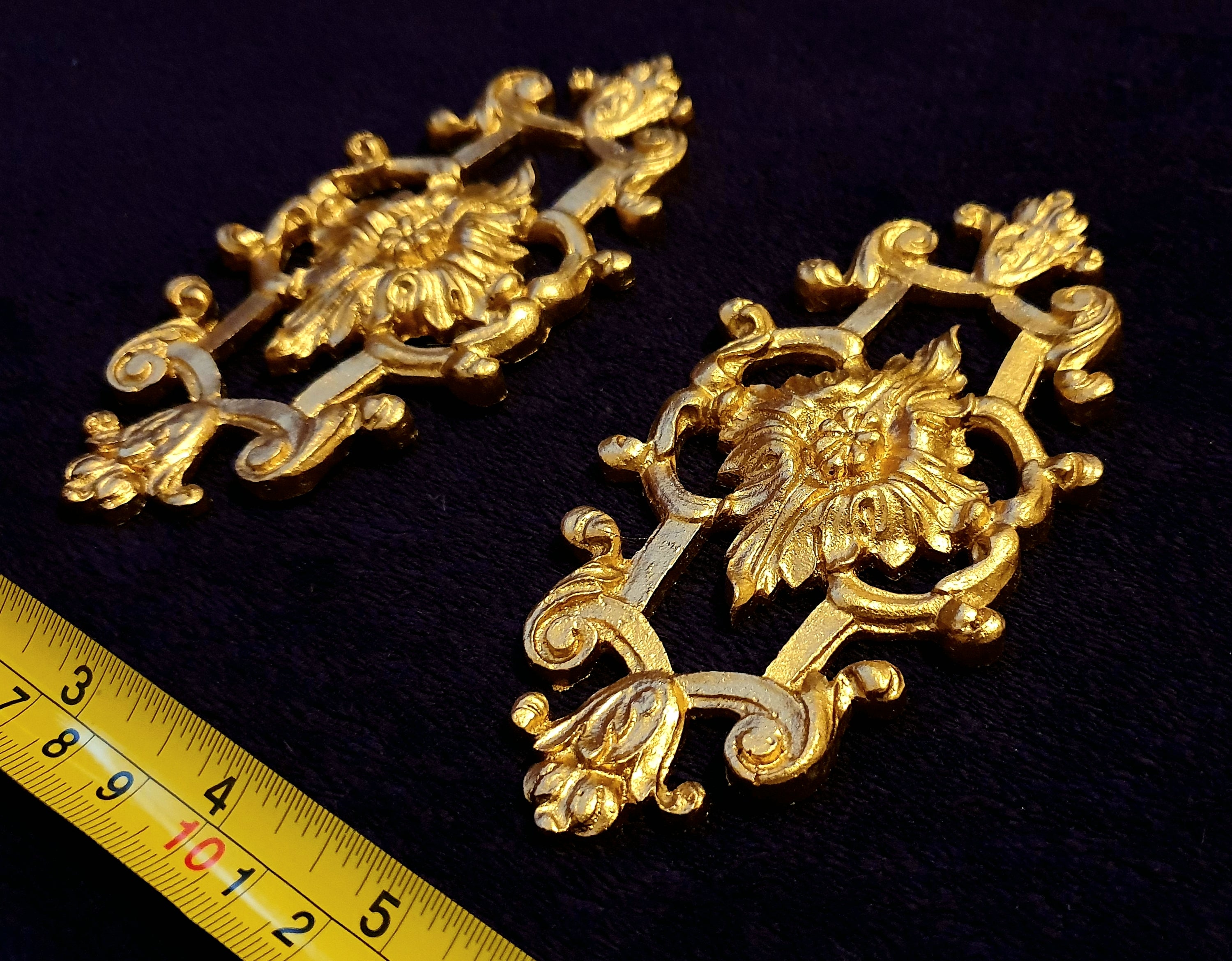 PAIR DECORATIVE MOULDING ANTIQUE ORNATE WALL OR FURNITURE DECORATION (No93)