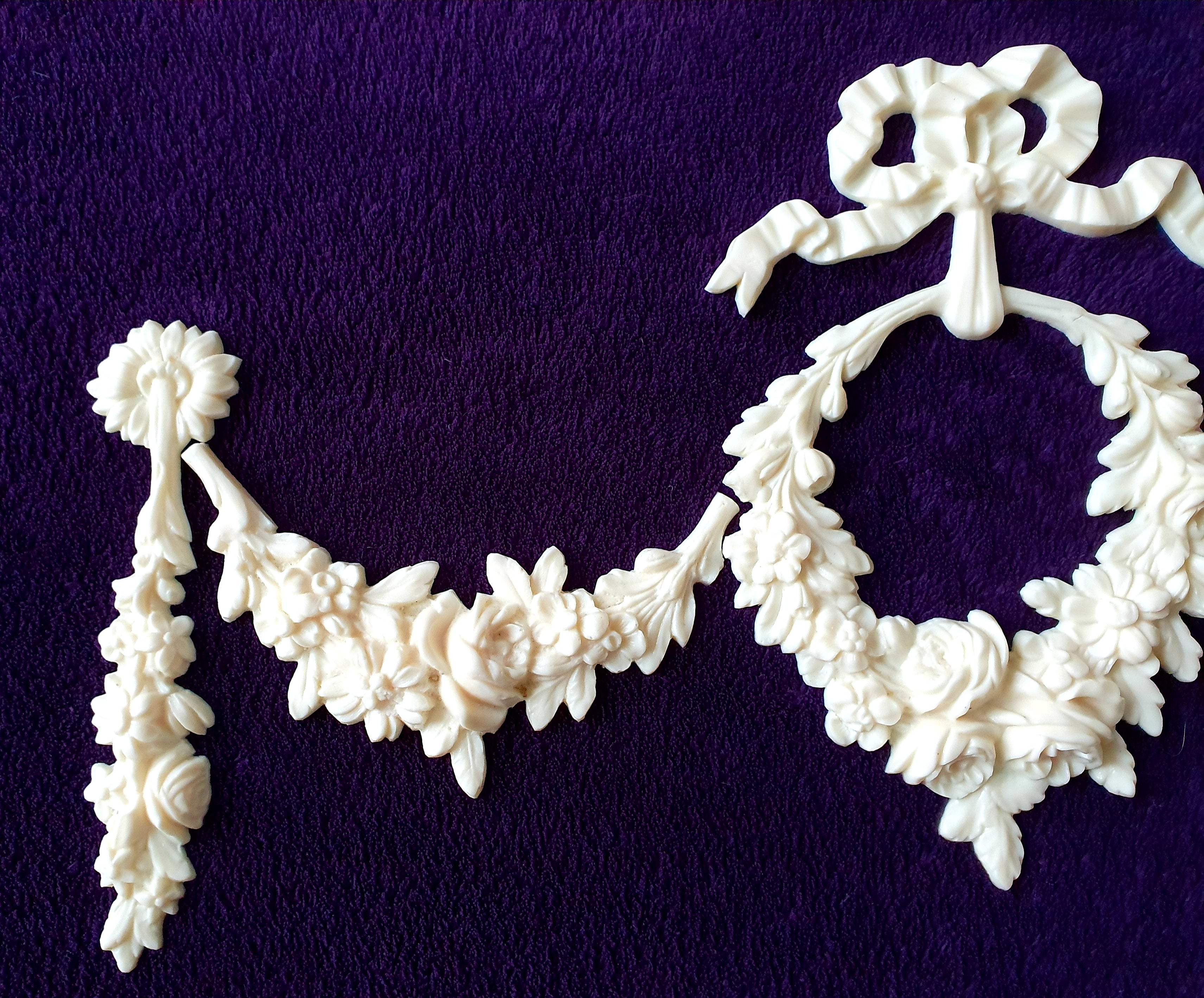 ORNATE DECORATIVE VICTORIAN FLORAL MOULDING (No1)
