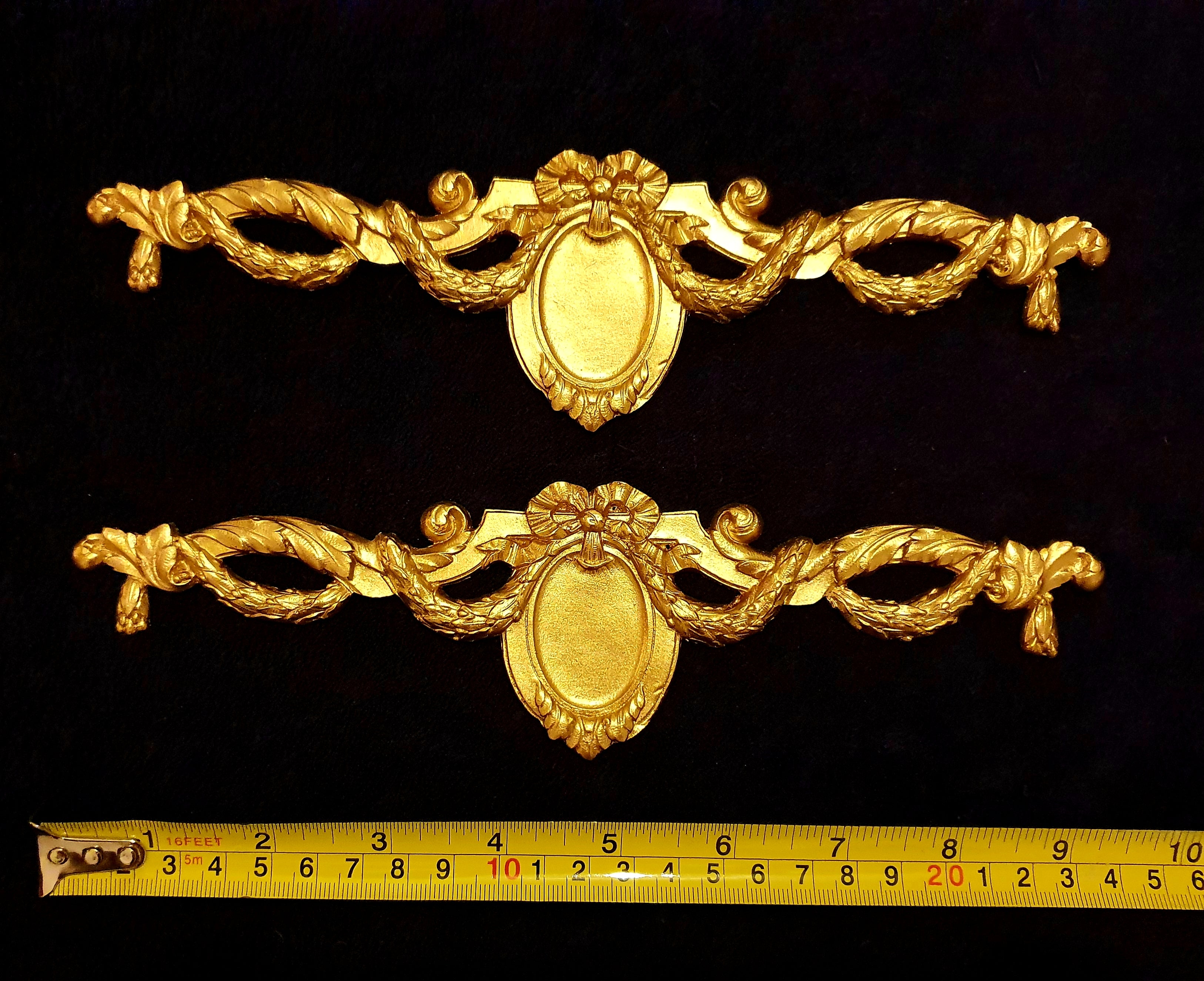 PAIR DECORATIVE MOULDING WALL DECORATION (No9)