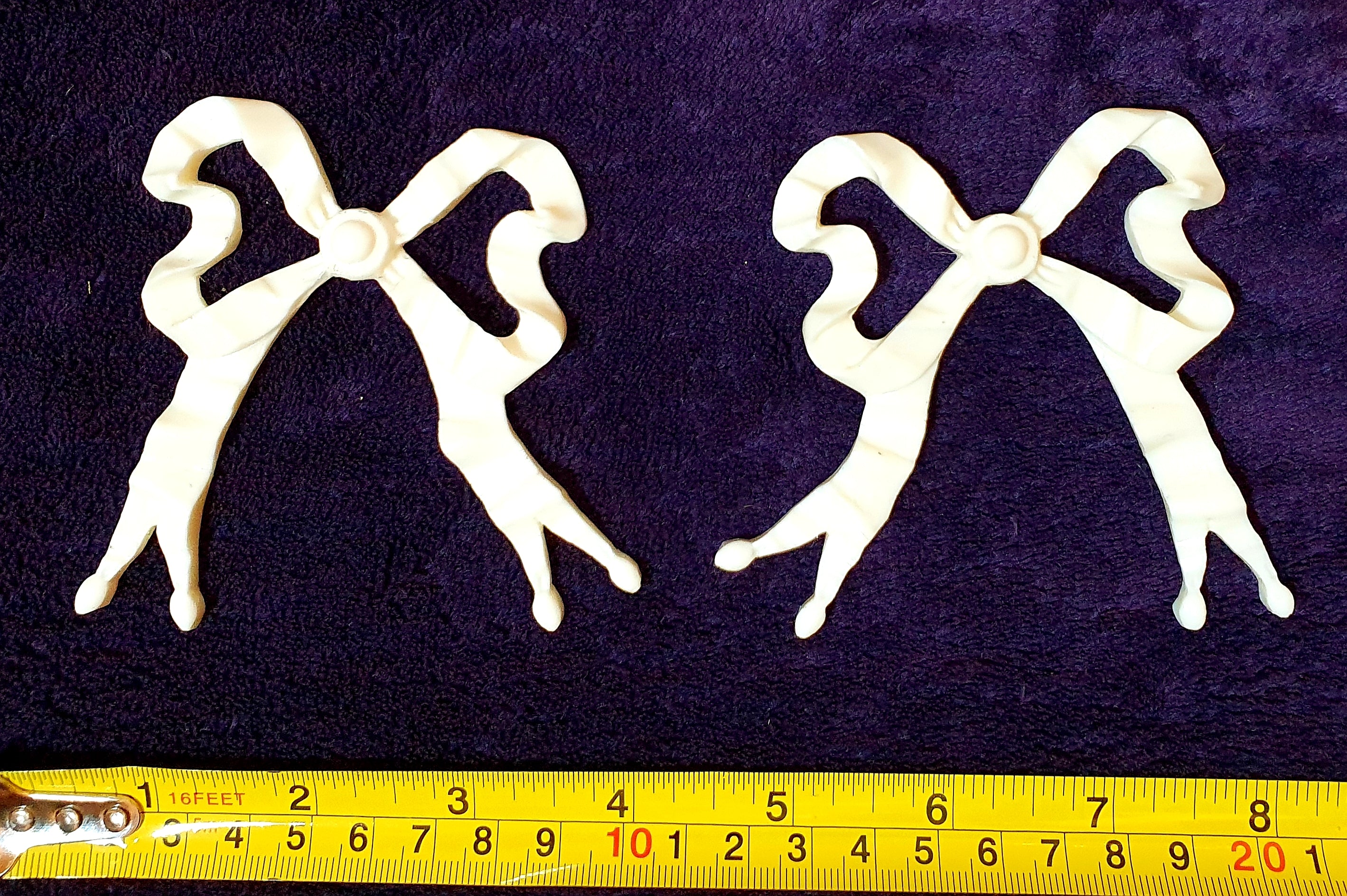PAIR DECORATIVE MOULDING RIBBON WALL DECORATION (No17)