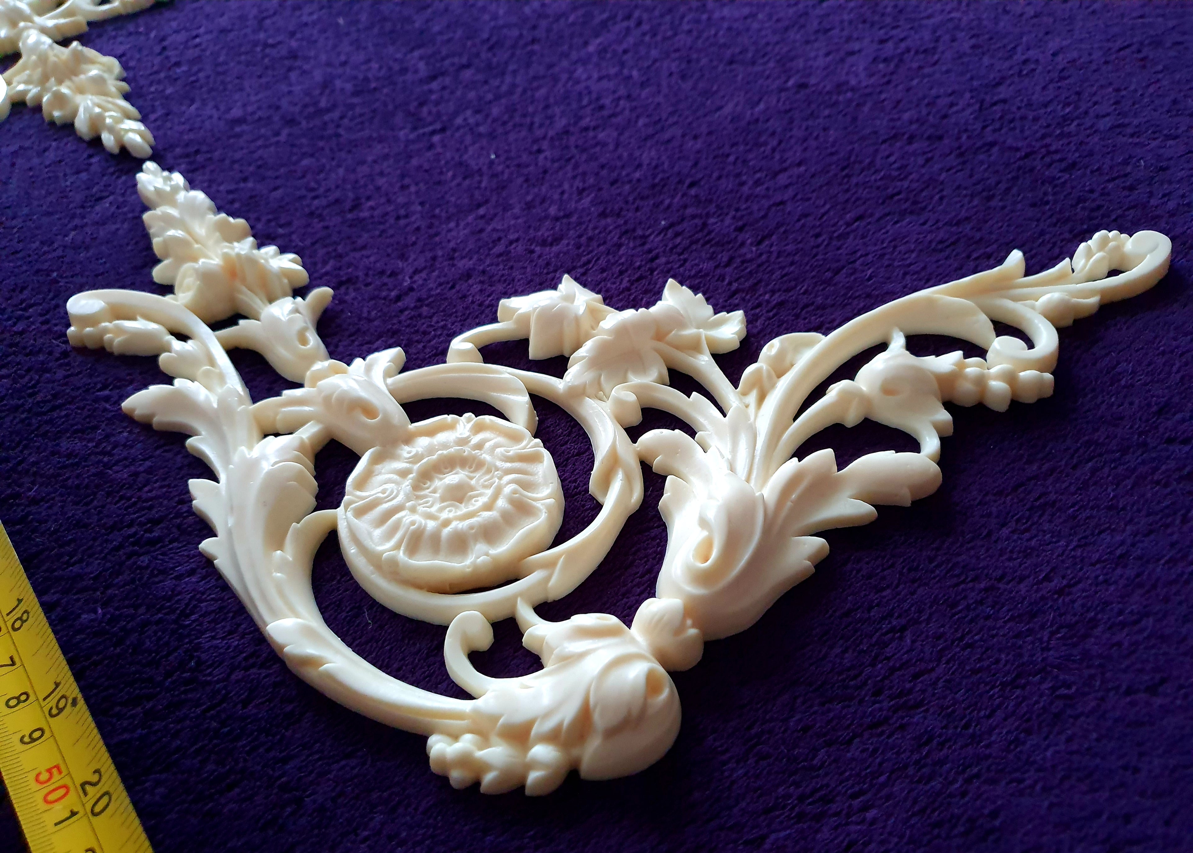 PAIR DECORATIVE MOULDING ANTIQUE ORNATE WALL OR FURNITURE DECORATION (No95)