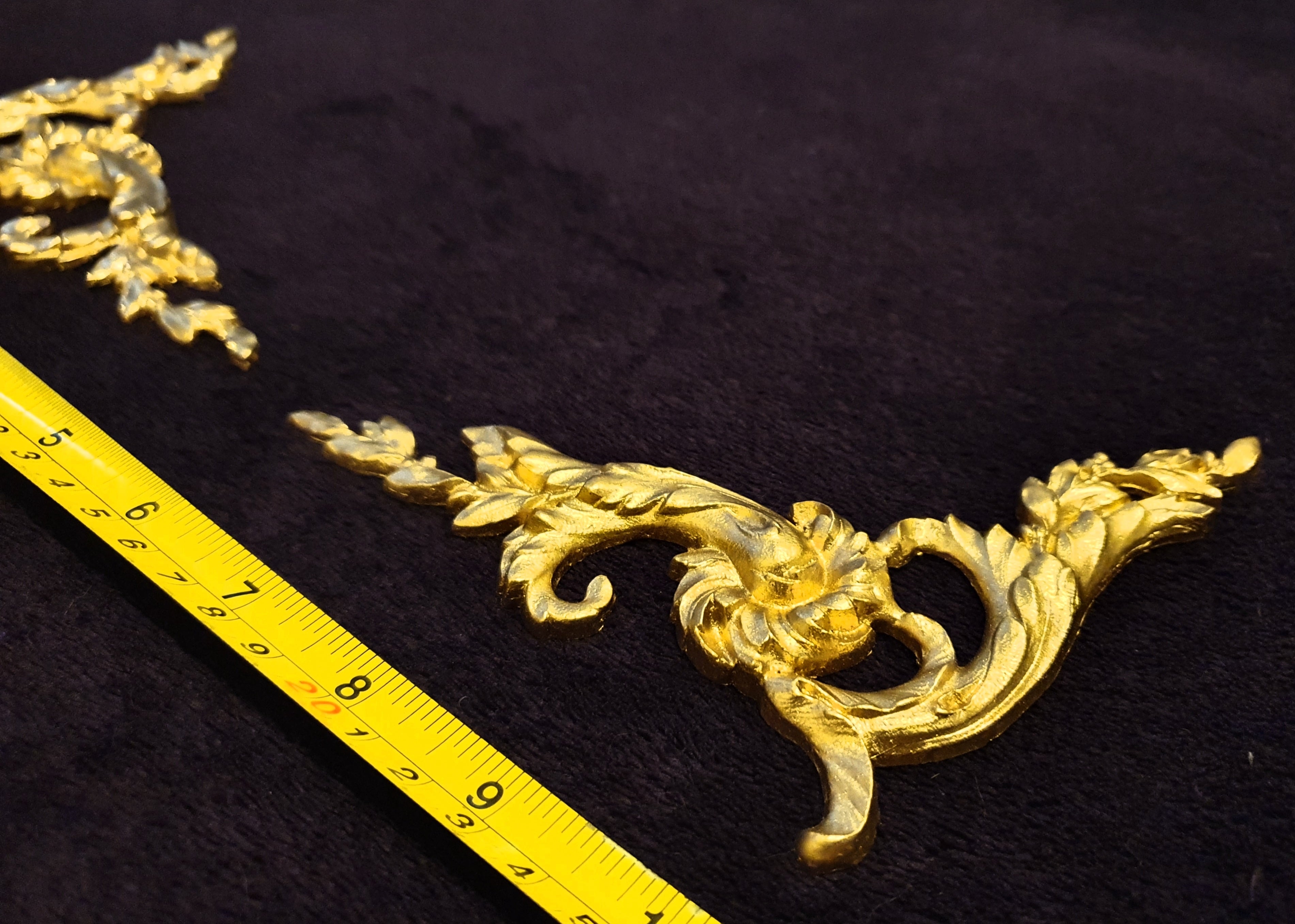 PAIR SMALL DECORATIVE MOULDING ANTIQUE ORNATE WALL OR FURNITURE DECORATION (No126)