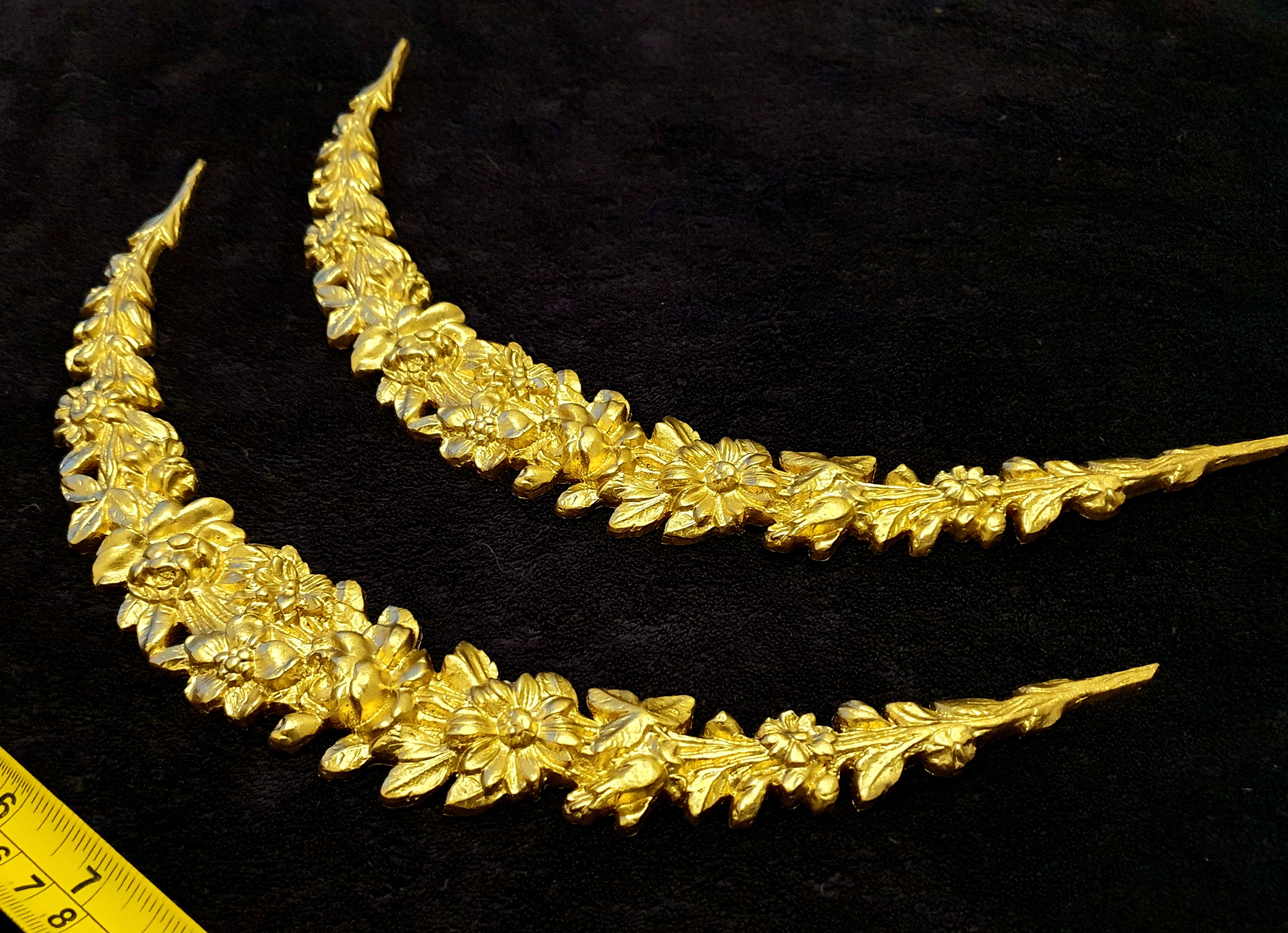 PAIR FLORAL DECORATIVE RESIN PEDIMENT LOUIS XVI FLORAL APPLIQUE GILT WHITE DECORATION (No148)