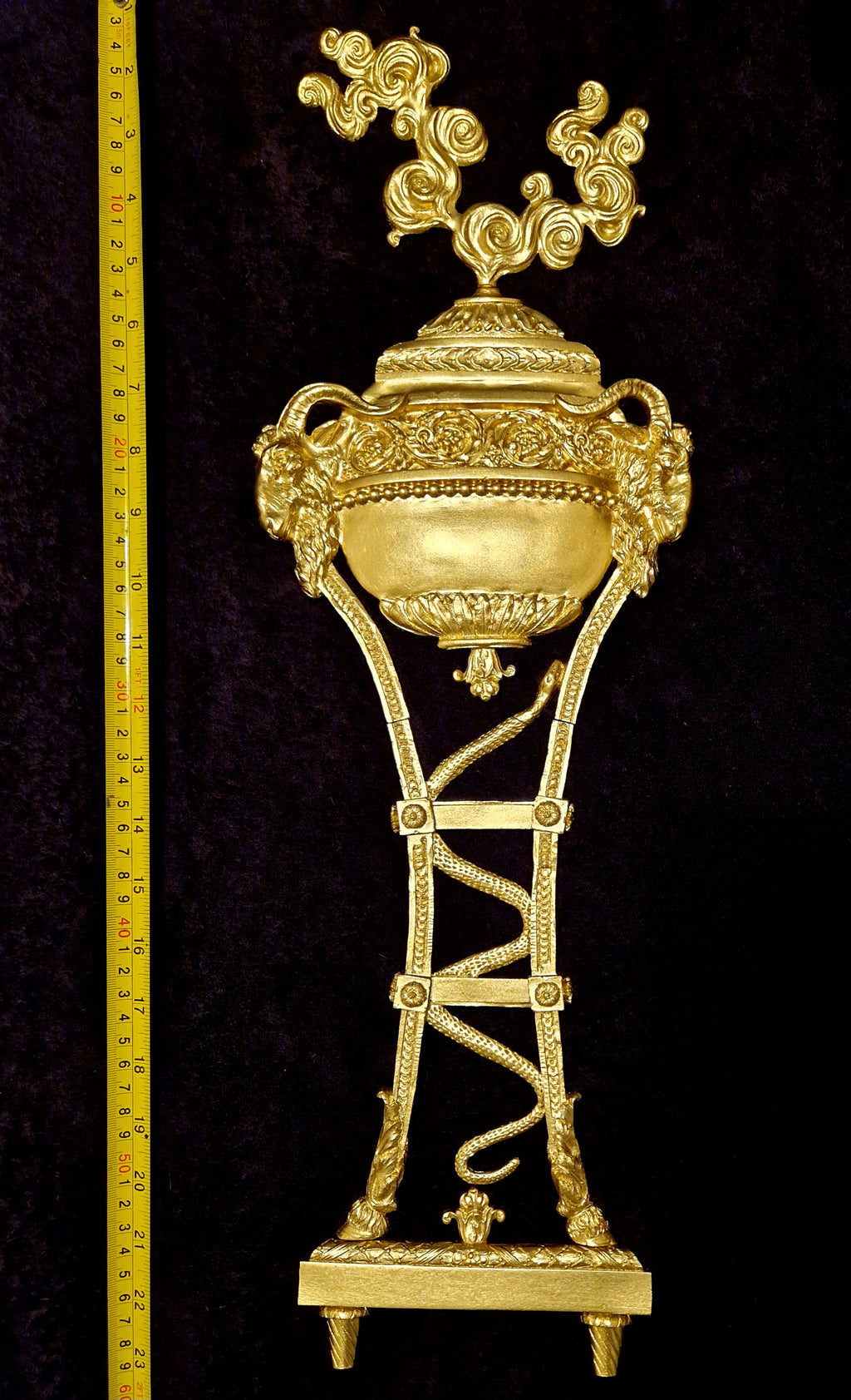 DECORATIVE PLASTIC MOULDING LOUIS XVI ANTIQUE STYLE URN CASSOLETTE APPLIQUE GILT WHITE WALL (No181)