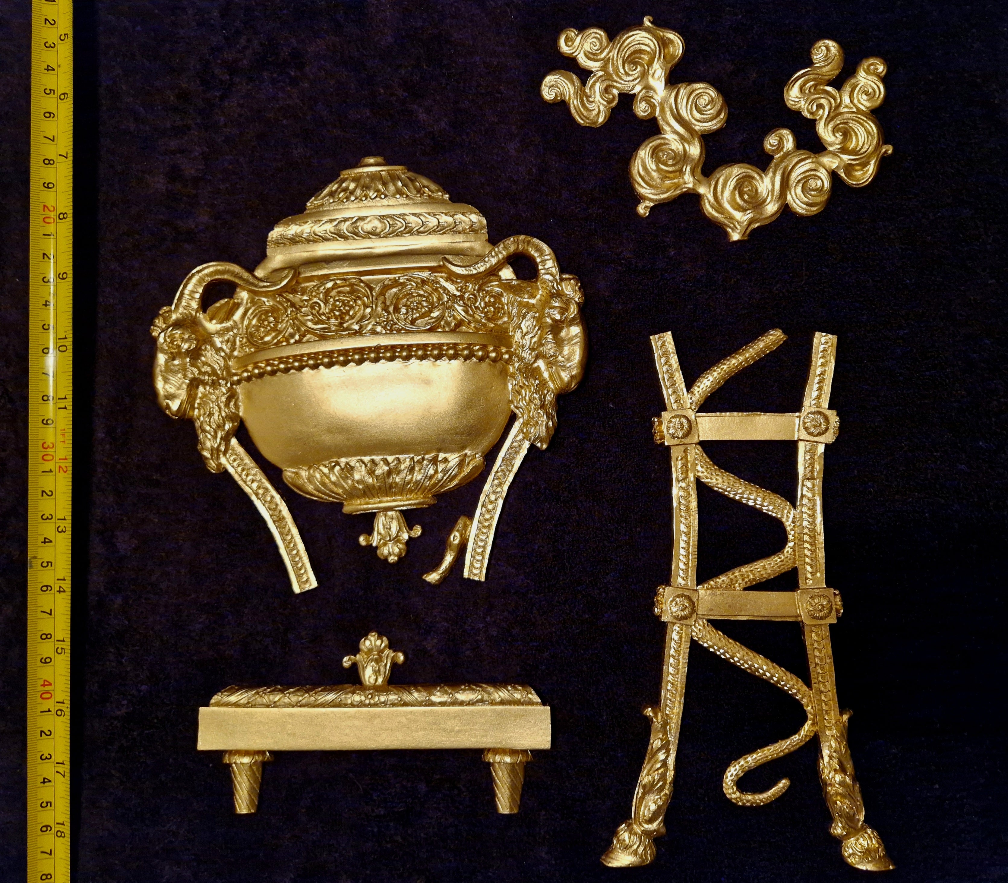 DECORATIVE PLASTIC MOULDING LOUIS XVI ANTIQUE STYLE URN CASSOLETTE APPLIQUE GILT WHITE WALL (No181)