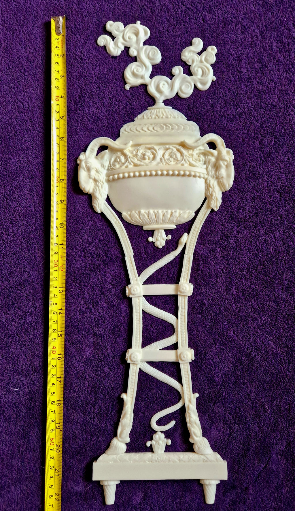DECORATIVE PLASTIC MOULDING LOUIS XVI ANTIQUE STYLE URN CASSOLETTE APPLIQUE GILT WHITE WALL (No181)