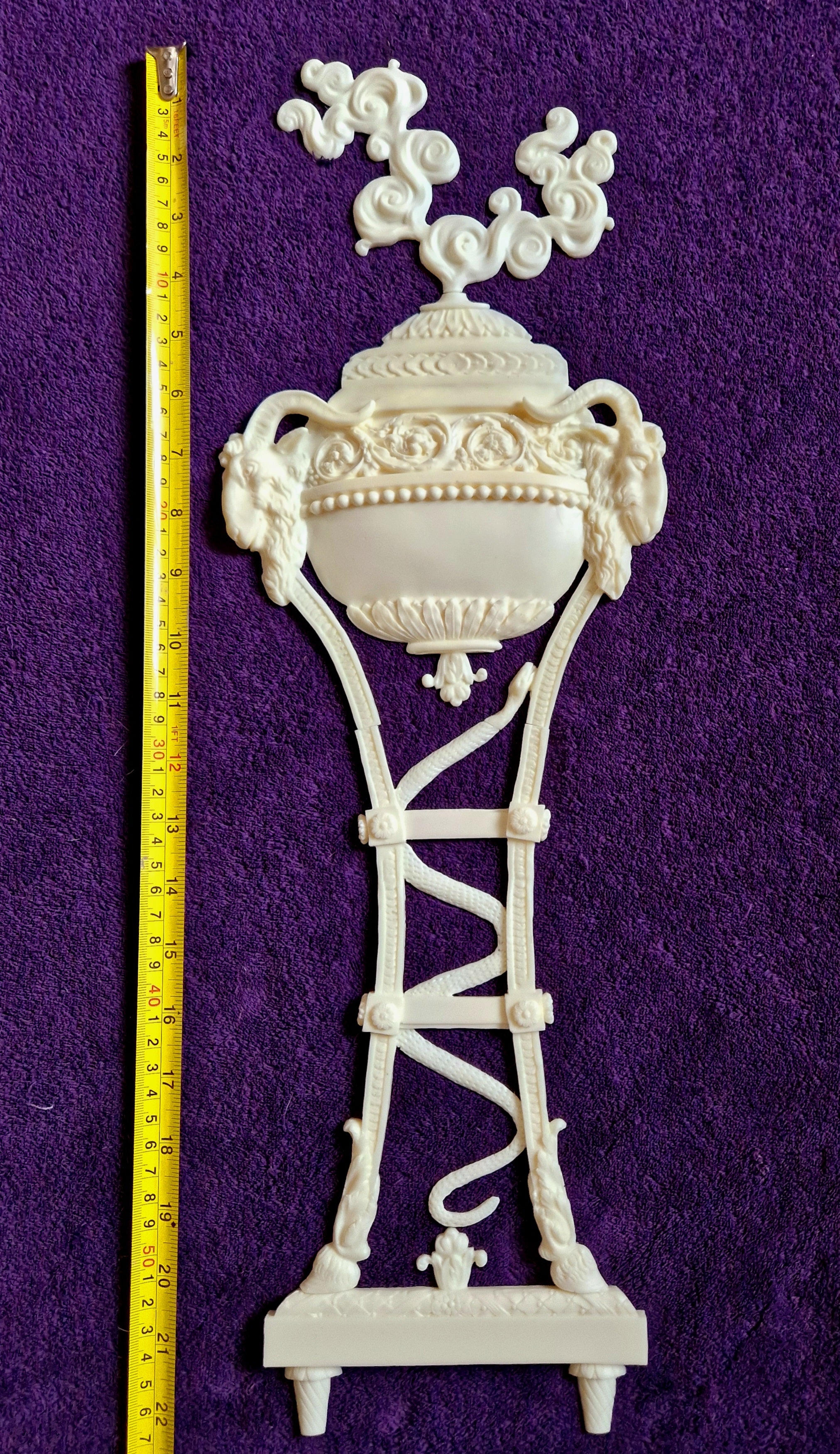 DECORATIVE PLASTIC MOULDING LOUIS XVI ANTIQUE STYLE URN CASSOLETTE APPLIQUE GILT WHITE WALL (No181)