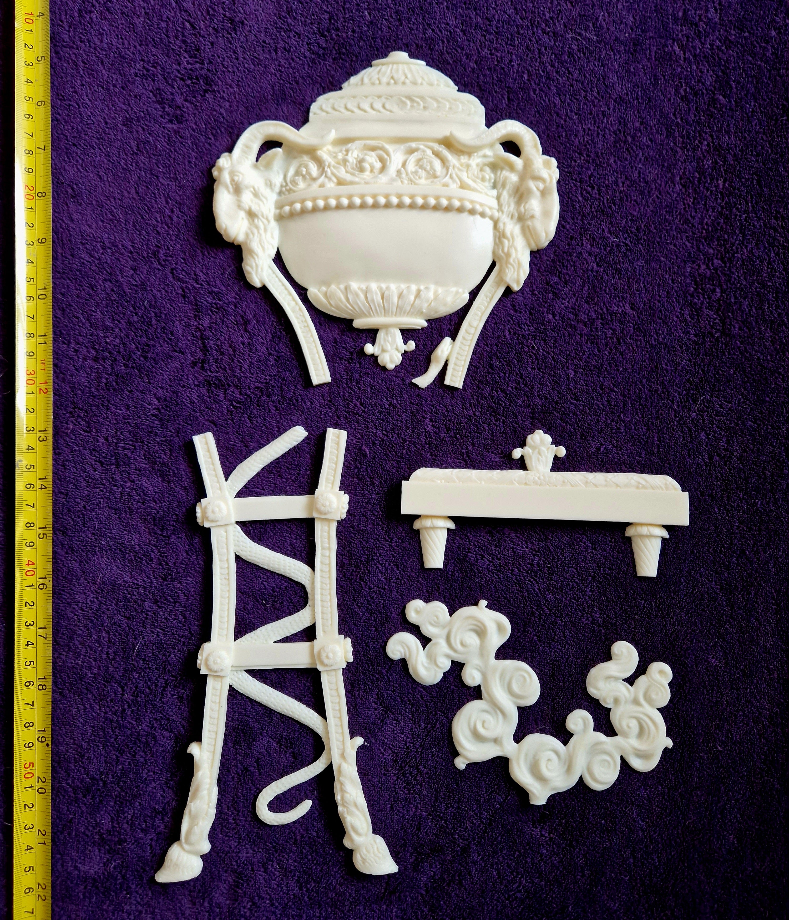 DECORATIVE PLASTIC MOULDING LOUIS XVI ANTIQUE STYLE URN CASSOLETTE APPLIQUE GILT WHITE WALL (No181)