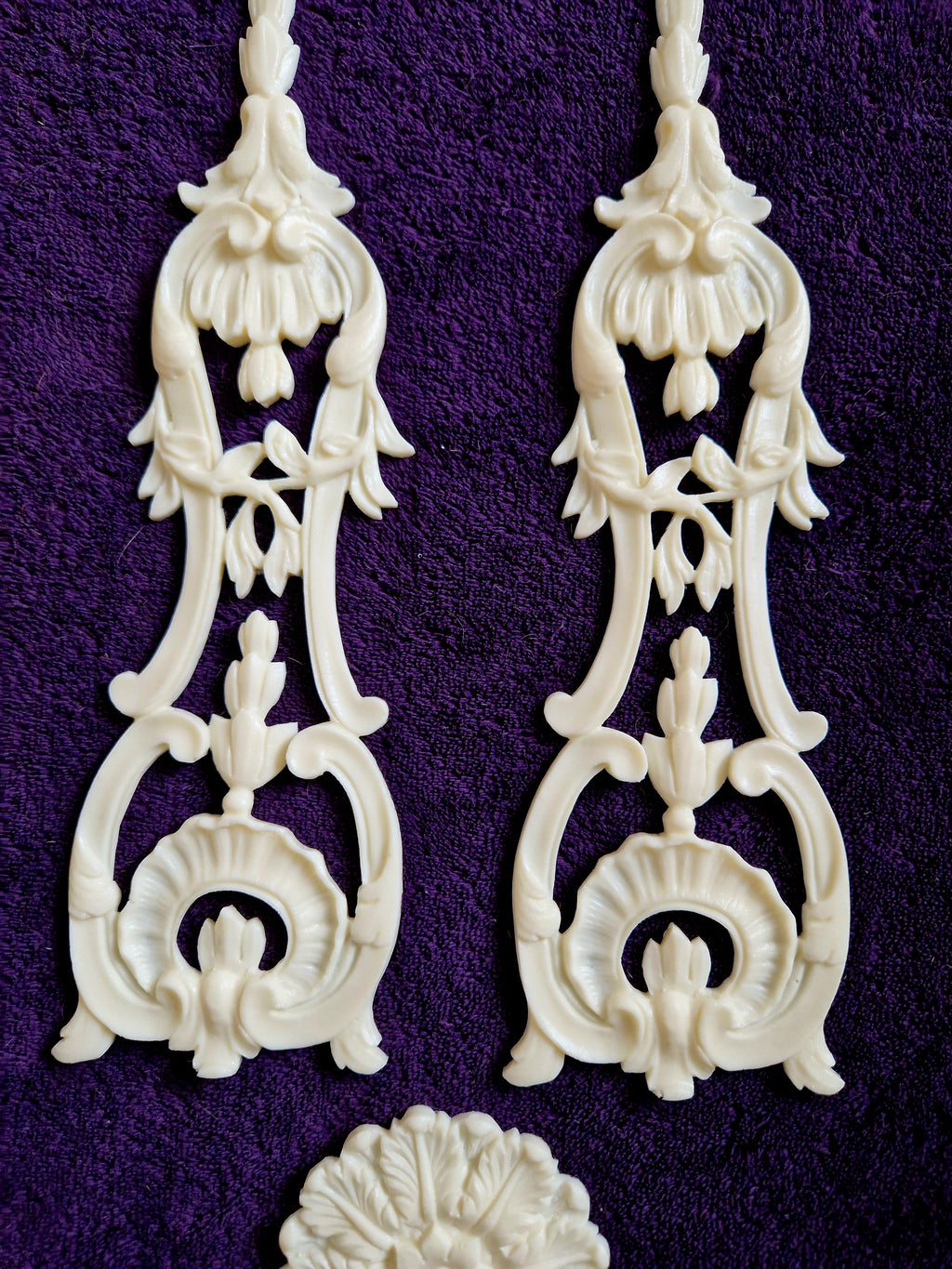 PAIR DECORATIVE MOULDING ANTIQUE ORNATE WALL OR FURNITURE DECORATION (No180)