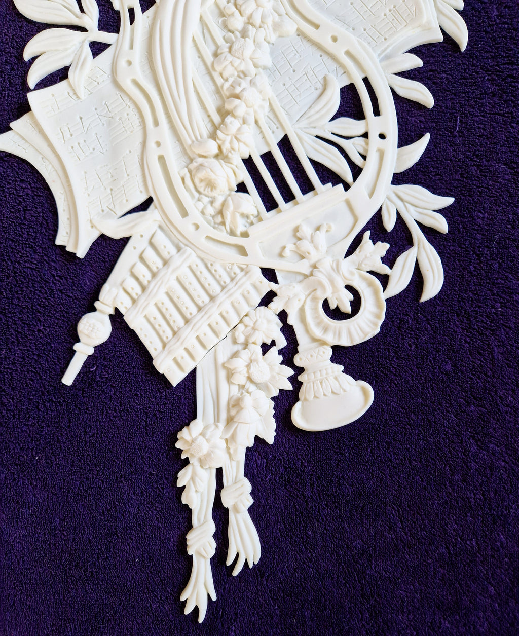 LARGE DECORATIVE PLASTIC PANEL PEDIMENT LOUIS XV APPLIQUE GILT WHITE DECORATION (No183)