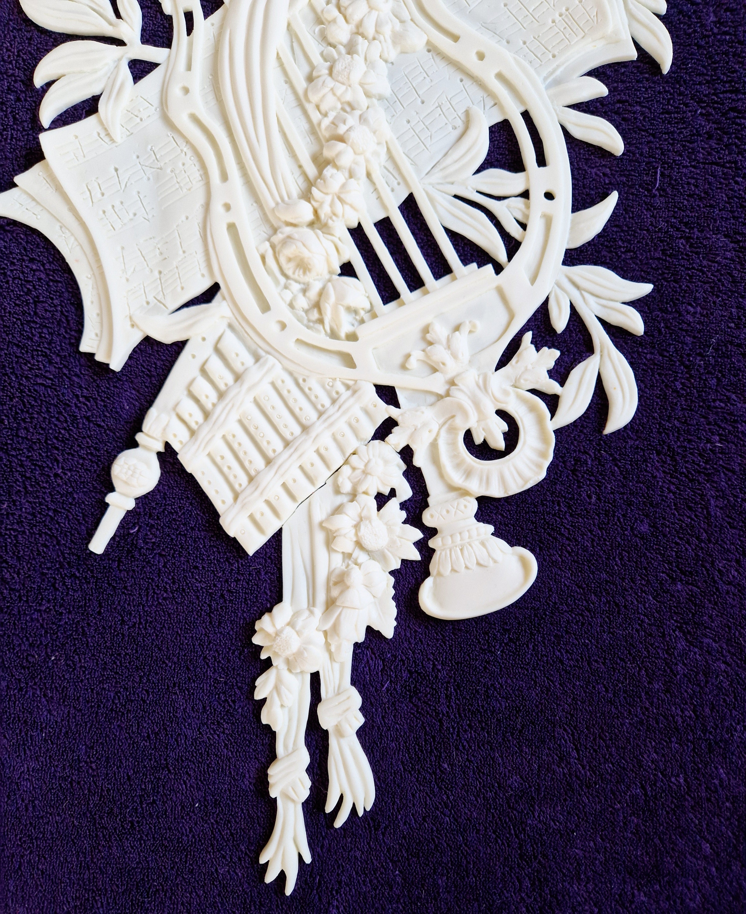LARGE DECORATIVE PLASTIC PANEL PEDIMENT LOUIS XV APPLIQUE GILT WHITE DECORATION (No183)