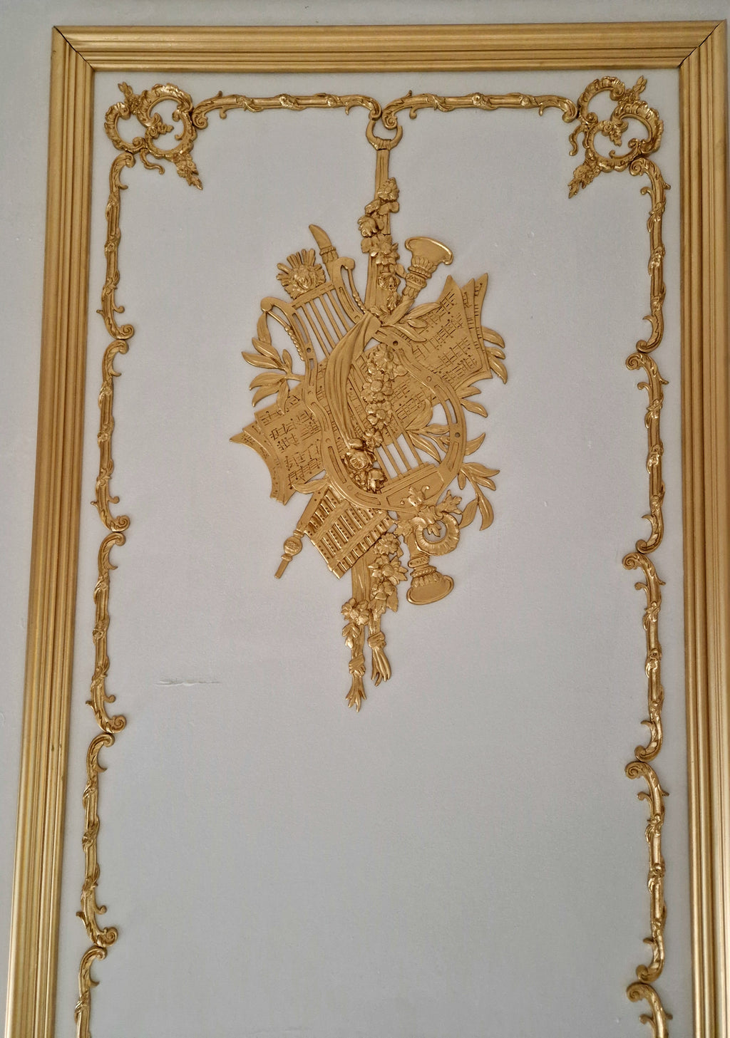 LARGE DECORATIVE PLASTIC PANEL PEDIMENT LOUIS XV APPLIQUE GILT WHITE DECORATION (No183)