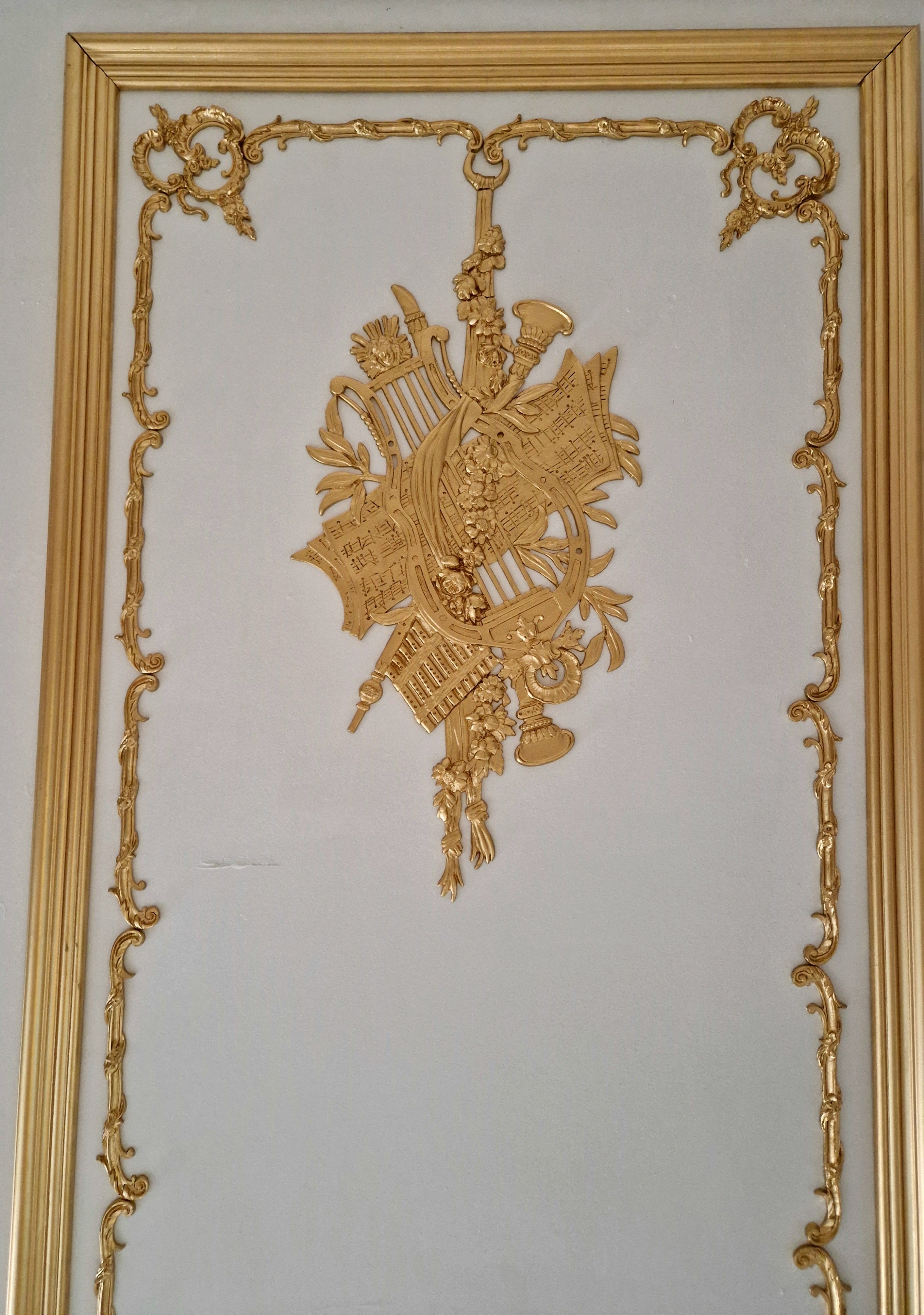 LARGE DECORATIVE PLASTIC PANEL PEDIMENT LOUIS XV APPLIQUE GILT WHITE DECORATION (No183)