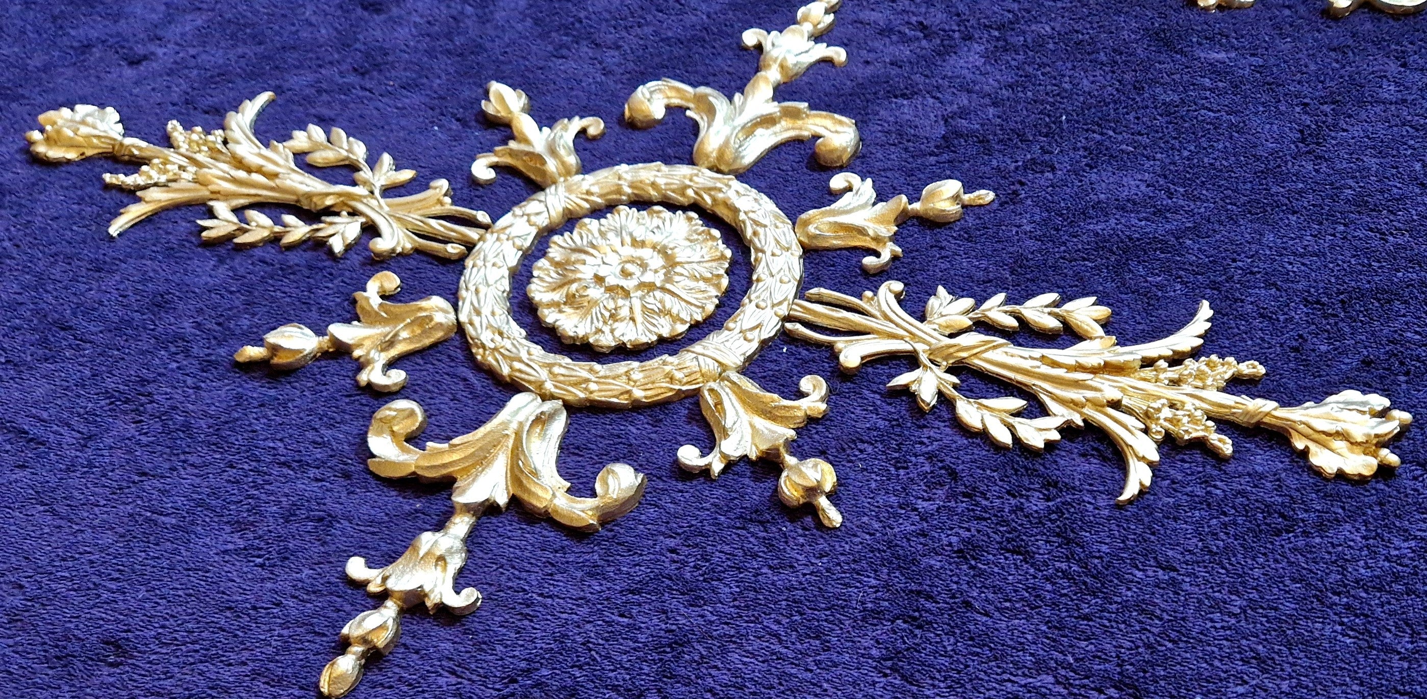 DECORATIVE PLASTIC MOULDING LOUIS XVI ANTIQUE STYLE APPLIQUE GILT WHITE WALL DECORATION (No195)