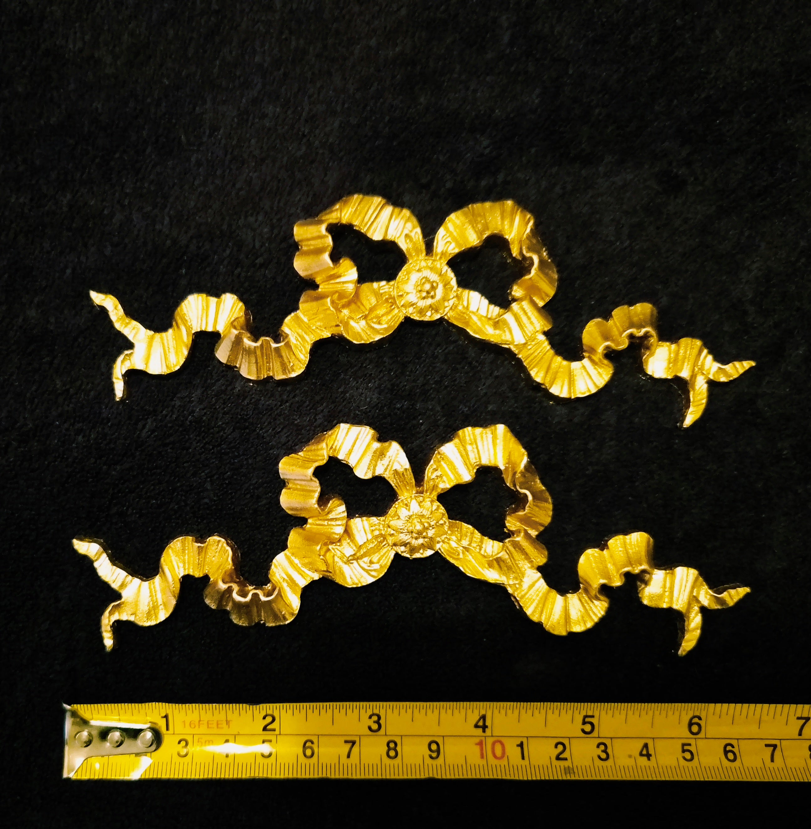PAIR RIBBON DECORATIVE RESIN PEDIMENT LOUIS XVI APPLIQUE GILT WHITE DECORATION (No202)