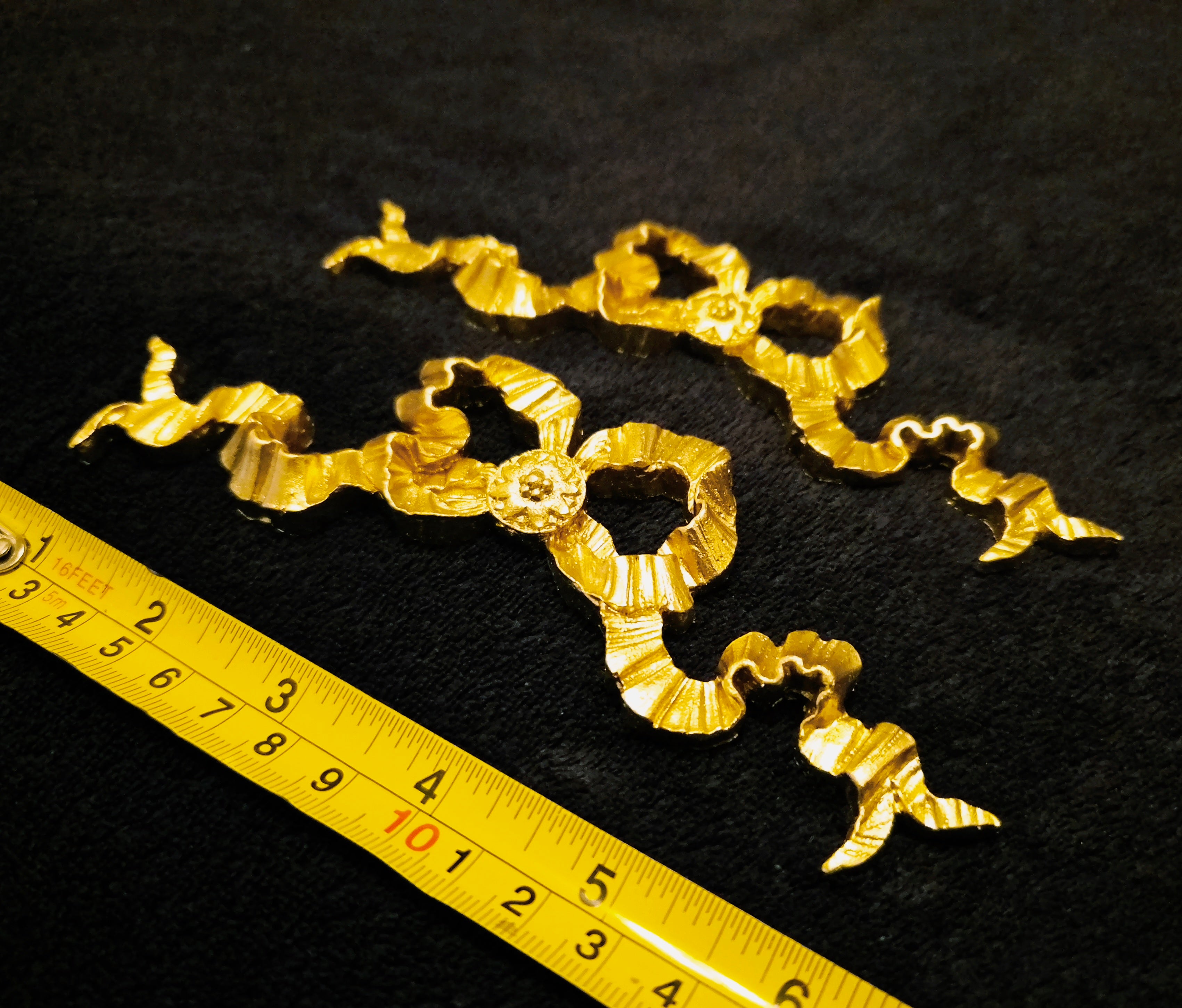 PAIR RIBBON DECORATIVE RESIN PEDIMENT LOUIS XVI APPLIQUE GILT WHITE DECORATION (No202)